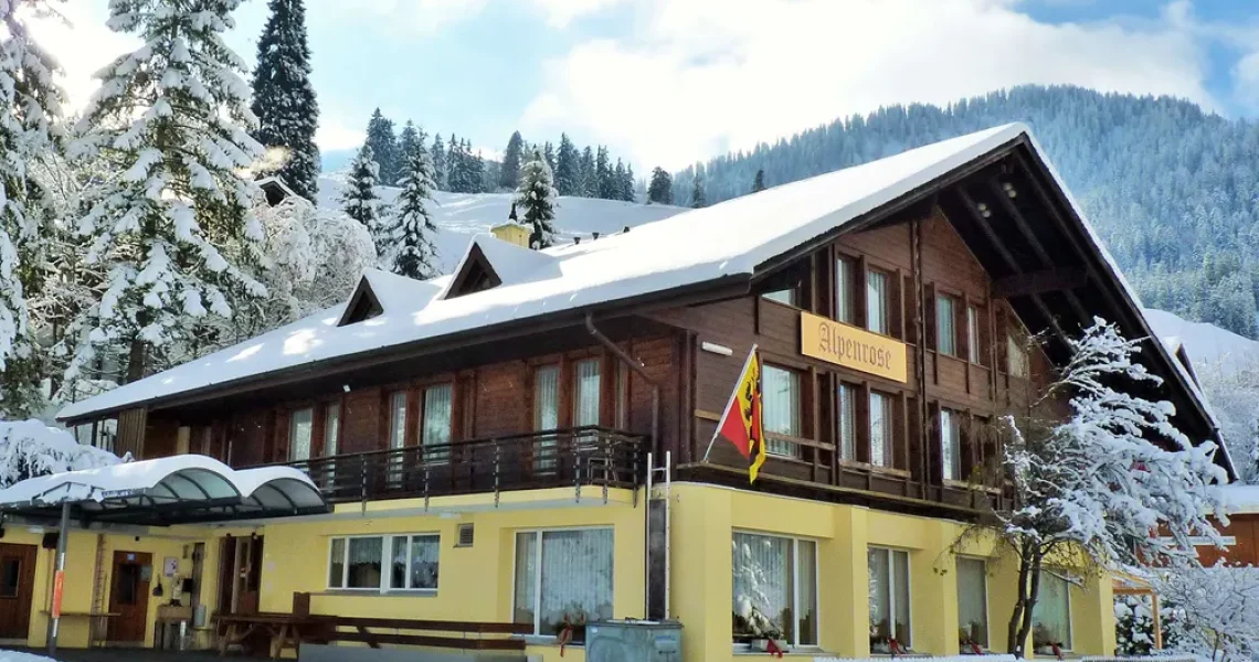 Alpenrose_Aussenansicht-Winter-1