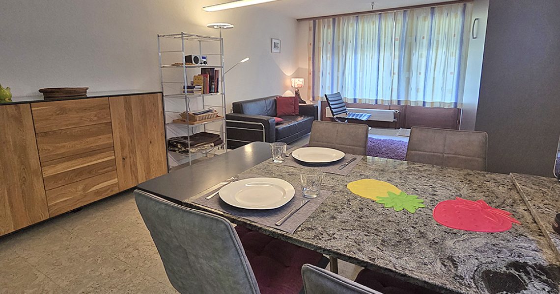 Haus Manuela-J1-Esstisch